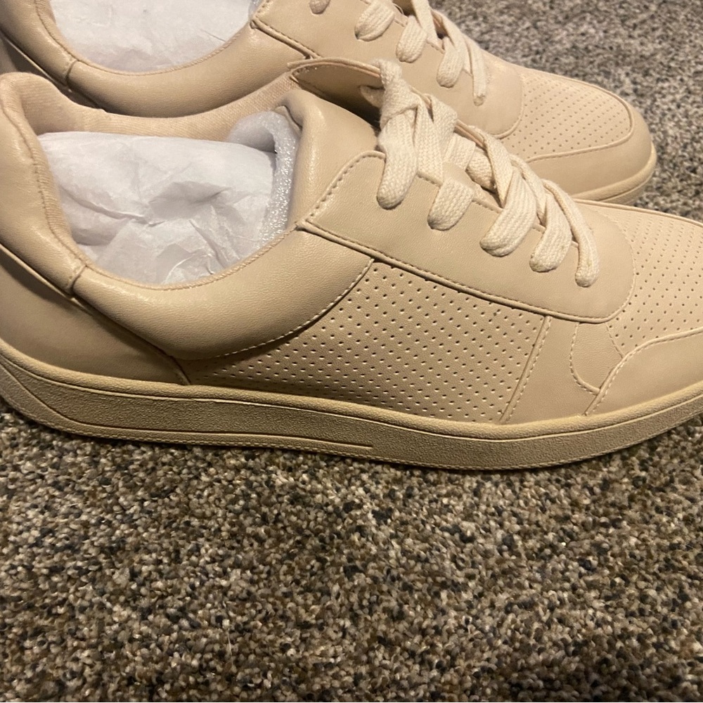 Steve Madden sneakers brand new size 9